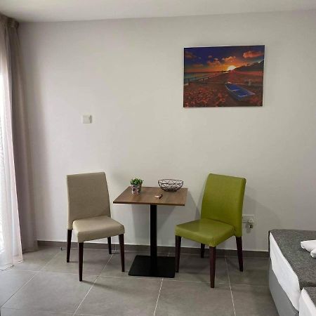 Ellenapa Apts & Studios アヤナパ エクステリア 写真