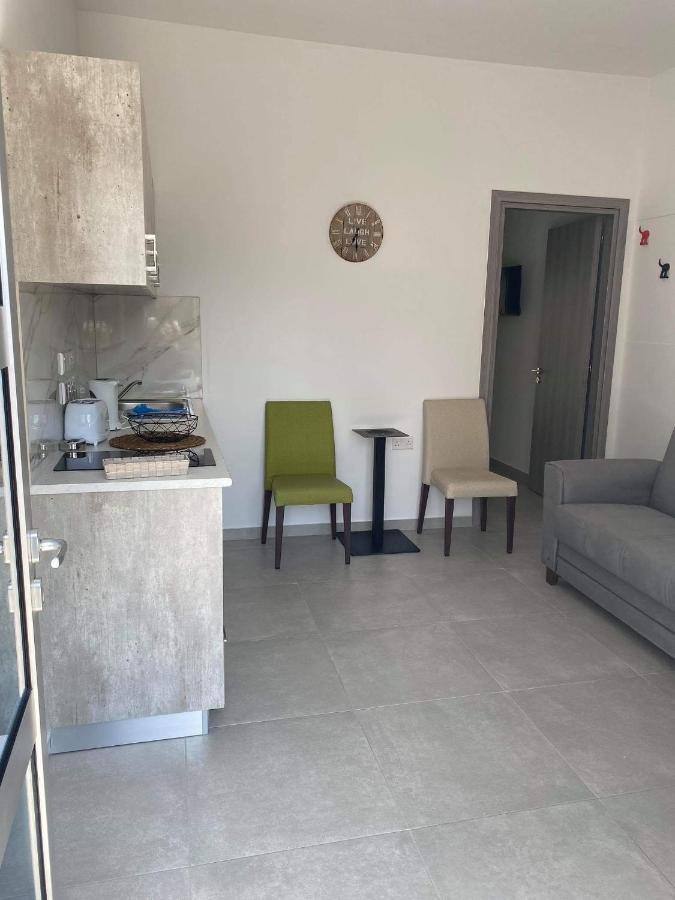 Ellenapa Apts & Studios アヤナパ エクステリア 写真