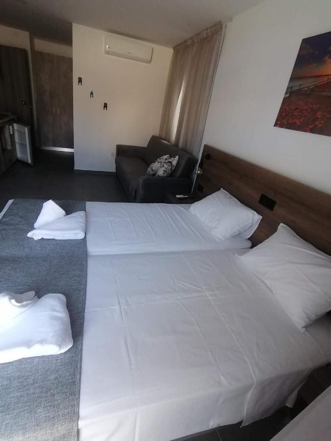 Ellenapa Apts & Studios アヤナパ エクステリア 写真
